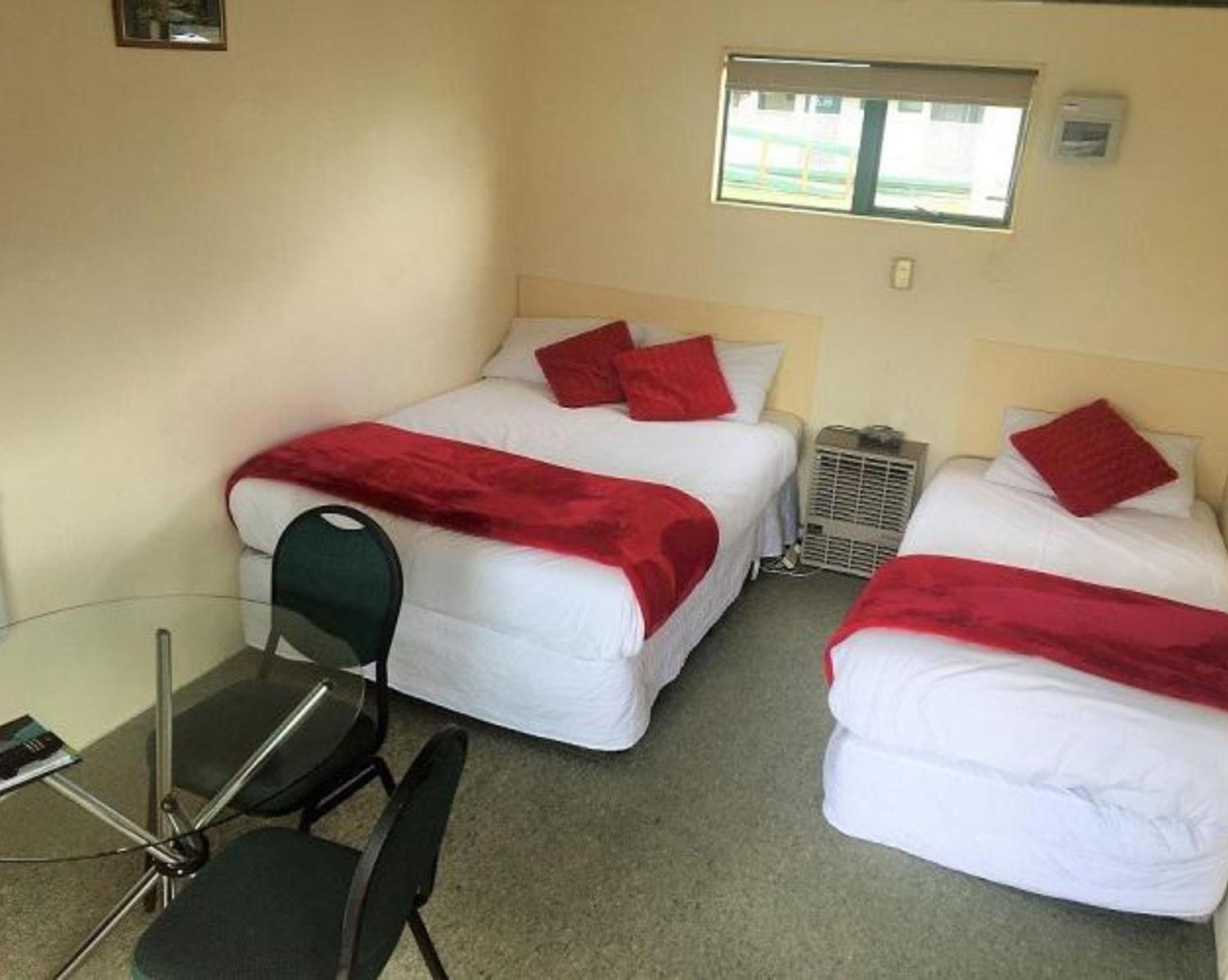 Otorohanga Kiwi Holiday Park Room photo
